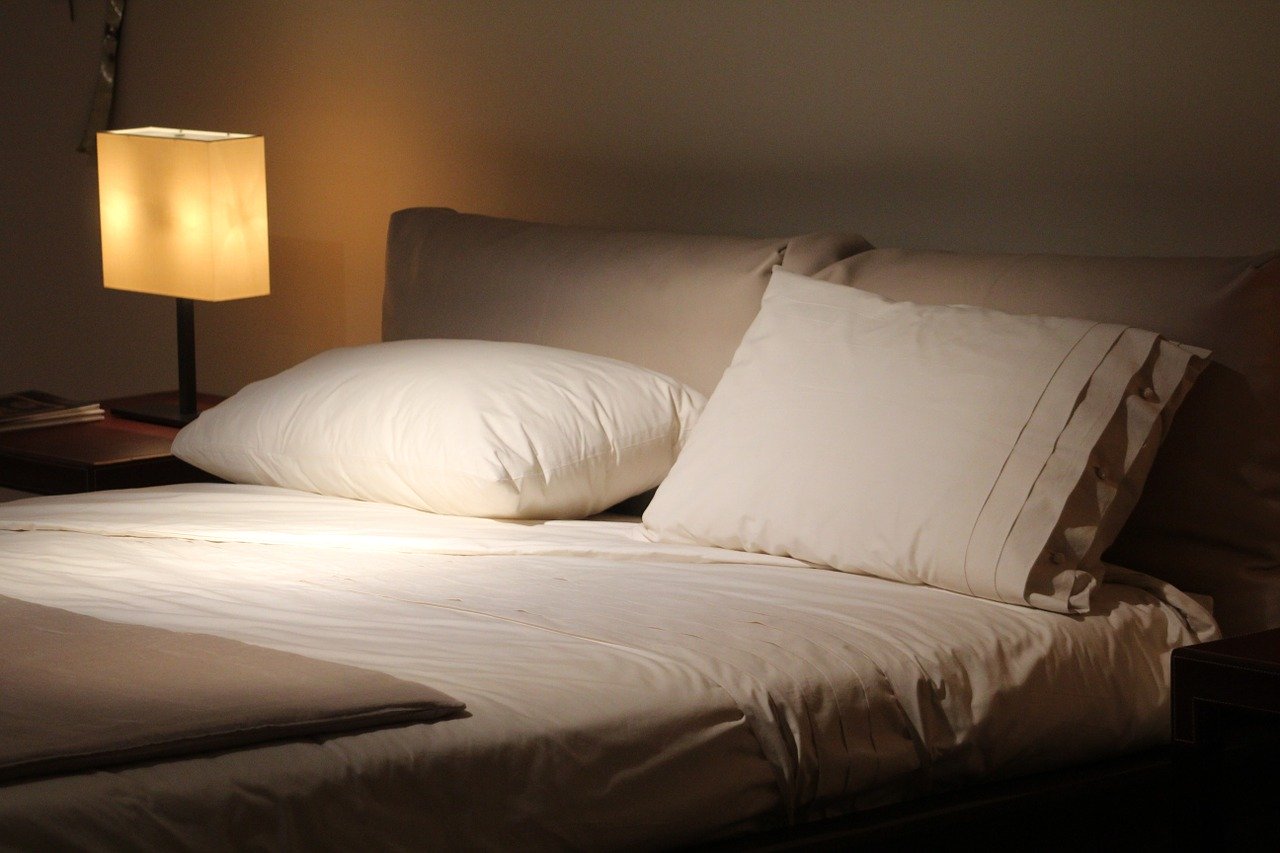 Łóżka z pojemnikiem w nowoczesnej sypialni